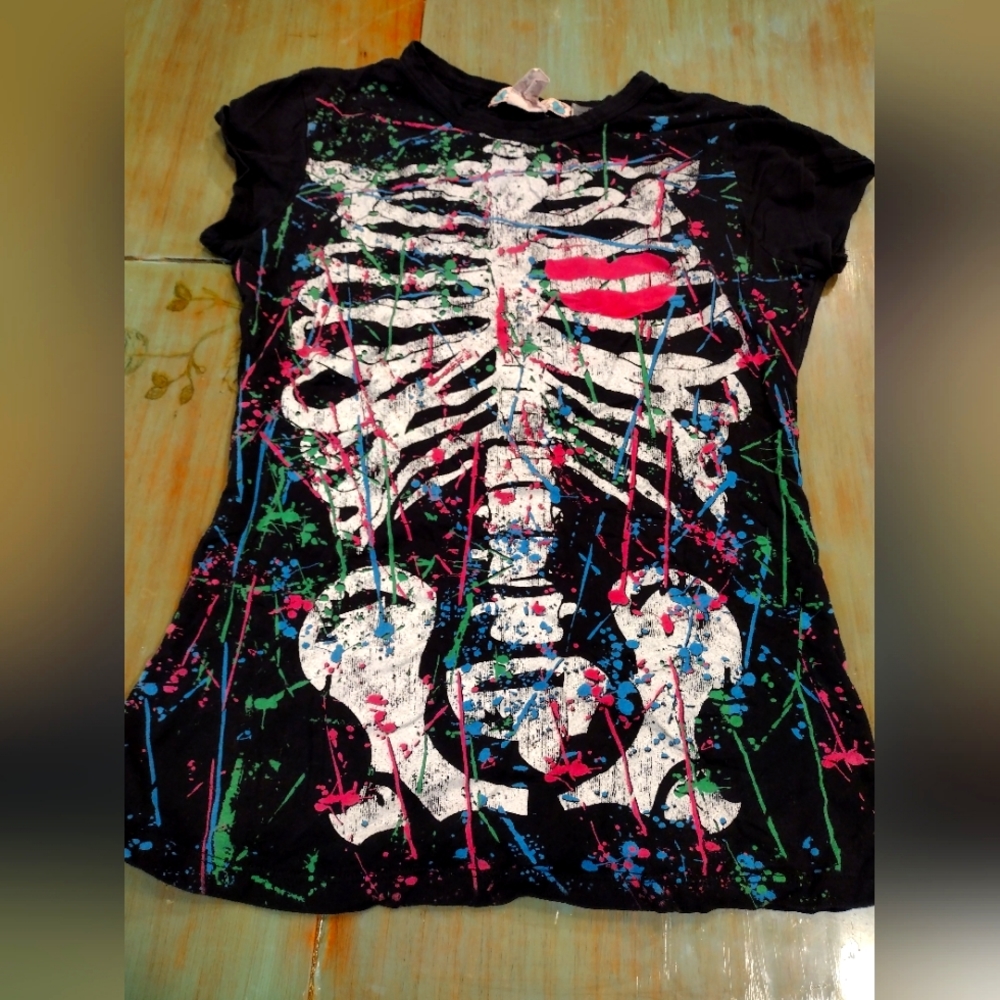 Threads women's tee with skeleton and splatter design, size S, black and white